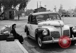 Immagine di Internee giapponese arriva in taxi Santa Anita California USA, 1942, secondo 24 filmato di repertorio 65675046926