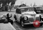 Immagine di Internee giapponese arriva in taxi Santa Anita California USA, 1942, secondo 26 filmato di repertorio 65675046926