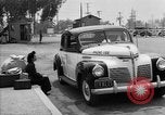 Immagine di Internee giapponese arriva in taxi Santa Anita California USA, 1942, secondo 27 filmato di repertorio 65675046926