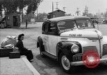 Immagine di Internee giapponese arriva in taxi Santa Anita California USA, 1942, secondo 29 filmato di repertorio 65675046926