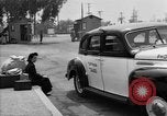 Immagine di Internee giapponese arriva in taxi Santa Anita California USA, 1942, secondo 30 filmato di repertorio 65675046926