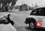 Immagine di Internee giapponese arriva in taxi Santa Anita California USA, 1942, secondo 31 filmato di repertorio 65675046926