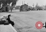 Immagine di Internee giapponese arriva in taxi Santa Anita California USA, 1942, secondo 32 filmato di repertorio 65675046926