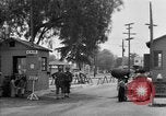 Image porte principale de Santa Anita Centre d'assemblage Santa Anita California USA, 1942, de la seconde 7 séquences d'archives historiques vidéo 65675046927
