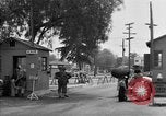 Image porte principale de Santa Anita Centre d'assemblage Santa Anita California USA, 1942, de la seconde 8 séquences d'archives historiques vidéo 65675046927
