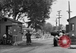 Image porte principale de Santa Anita Centre d'assemblage Santa Anita California USA, 1942, de la seconde 14 séquences d'archives historiques vidéo 65675046927