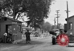 Image porte principale de Santa Anita Centre d'assemblage Santa Anita California USA, 1942, de la seconde 15 séquences d'archives historiques vidéo 65675046927