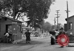 Image porte principale de Santa Anita Centre d'assemblage Santa Anita California USA, 1942, de la seconde 17 séquences d'archives historiques vidéo 65675046927