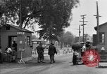 Image porte principale de Santa Anita Centre d'assemblage Santa Anita California USA, 1942, de la seconde 26 séquences d'archives historiques vidéo 65675046927