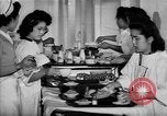 Immagine di Internamento giapponese ospedale cucina dietetica Santa Anita California USA, 1942, secondo 5 filmato di repertorio 65675046928