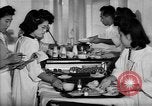Immagine di Internamento giapponese ospedale cucina dietetica Santa Anita California USA, 1942, secondo 6 filmato di repertorio 65675046928