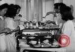 Immagine di Internamento giapponese ospedale cucina dietetica Santa Anita California USA, 1942, secondo 7 filmato di repertorio 65675046928