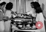 Immagine di Internamento giapponese ospedale cucina dietetica Santa Anita California USA, 1942, secondo 8 filmato di repertorio 65675046928