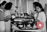 Immagine di Internamento giapponese ospedale cucina dietetica Santa Anita California USA, 1942, secondo 9 filmato di repertorio 65675046928