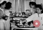 Immagine di Internamento giapponese ospedale cucina dietetica Santa Anita California USA, 1942, secondo 10 filmato di repertorio 65675046928
