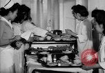 Immagine di Internamento giapponese ospedale cucina dietetica Santa Anita California USA, 1942, secondo 11 filmato di repertorio 65675046928