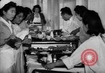 Immagine di Internamento giapponese ospedale cucina dietetica Santa Anita California USA, 1942, secondo 12 filmato di repertorio 65675046928