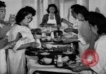 Immagine di Internamento giapponese ospedale cucina dietetica Santa Anita California USA, 1942, secondo 13 filmato di repertorio 65675046928