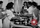 Immagine di Internamento giapponese ospedale cucina dietetica Santa Anita California USA, 1942, secondo 14 filmato di repertorio 65675046928