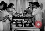 Immagine di Internamento giapponese ospedale cucina dietetica Santa Anita California USA, 1942, secondo 15 filmato di repertorio 65675046928