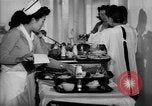 Immagine di Internamento giapponese ospedale cucina dietetica Santa Anita California USA, 1942, secondo 16 filmato di repertorio 65675046928