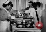 Immagine di Internamento giapponese ospedale cucina dietetica Santa Anita California USA, 1942, secondo 17 filmato di repertorio 65675046928