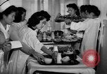 Immagine di Internamento giapponese ospedale cucina dietetica Santa Anita California USA, 1942, secondo 18 filmato di repertorio 65675046928