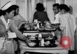 Immagine di Internamento giapponese ospedale cucina dietetica Santa Anita California USA, 1942, secondo 19 filmato di repertorio 65675046928