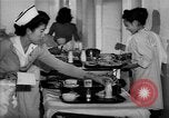 Immagine di Internamento giapponese ospedale cucina dietetica Santa Anita California USA, 1942, secondo 20 filmato di repertorio 65675046928
