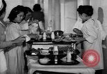 Immagine di Internamento giapponese ospedale cucina dietetica Santa Anita California USA, 1942, secondo 21 filmato di repertorio 65675046928