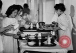 Immagine di Internamento giapponese ospedale cucina dietetica Santa Anita California USA, 1942, secondo 22 filmato di repertorio 65675046928