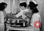 Immagine di Internamento giapponese ospedale cucina dietetica Santa Anita California USA, 1942, secondo 23 filmato di repertorio 65675046928