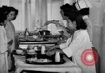 Immagine di Internamento giapponese ospedale cucina dietetica Santa Anita California USA, 1942, secondo 24 filmato di repertorio 65675046928