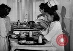 Immagine di Internamento giapponese ospedale cucina dietetica Santa Anita California USA, 1942, secondo 25 filmato di repertorio 65675046928