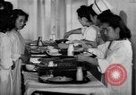 Immagine di Internamento giapponese ospedale cucina dietetica Santa Anita California USA, 1942, secondo 26 filmato di repertorio 65675046928