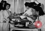 Immagine di Internamento giapponese ospedale cucina dietetica Santa Anita California USA, 1942, secondo 27 filmato di repertorio 65675046928