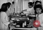 Immagine di Internamento giapponese ospedale cucina dietetica Santa Anita California USA, 1942, secondo 31 filmato di repertorio 65675046928