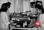 Immagine di Internamento giapponese ospedale cucina dietetica Santa Anita California USA, 1942, secondo 32 filmato di repertorio 65675046928