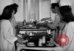 Immagine di Internamento giapponese ospedale cucina dietetica Santa Anita California USA, 1942, secondo 33 filmato di repertorio 65675046928