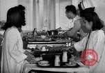 Immagine di Internamento giapponese ospedale cucina dietetica Santa Anita California USA, 1942, secondo 34 filmato di repertorio 65675046928