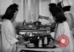Immagine di Internamento giapponese ospedale cucina dietetica Santa Anita California USA, 1942, secondo 35 filmato di repertorio 65675046928