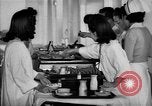 Immagine di Internamento giapponese ospedale cucina dietetica Santa Anita California USA, 1942, secondo 36 filmato di repertorio 65675046928