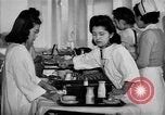 Immagine di Internamento giapponese ospedale cucina dietetica Santa Anita California USA, 1942, secondo 38 filmato di repertorio 65675046928
