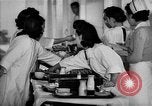 Immagine di Internamento giapponese ospedale cucina dietetica Santa Anita California USA, 1942, secondo 40 filmato di repertorio 65675046928