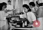 Immagine di Internamento giapponese ospedale cucina dietetica Santa Anita California USA, 1942, secondo 41 filmato di repertorio 65675046928