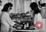 Immagine di Internamento giapponese ospedale cucina dietetica Santa Anita California USA, 1942, secondo 42 filmato di repertorio 65675046928