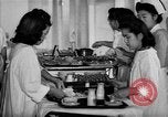 Immagine di Internamento giapponese ospedale cucina dietetica Santa Anita California USA, 1942, secondo 43 filmato di repertorio 65675046928