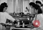 Immagine di Internamento giapponese ospedale cucina dietetica Santa Anita California USA, 1942, secondo 45 filmato di repertorio 65675046928