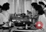 Immagine di Internamento giapponese ospedale cucina dietetica Santa Anita California USA, 1942, secondo 46 filmato di repertorio 65675046928