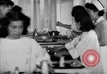 Immagine di Internamento giapponese ospedale cucina dietetica Santa Anita California USA, 1942, secondo 47 filmato di repertorio 65675046928